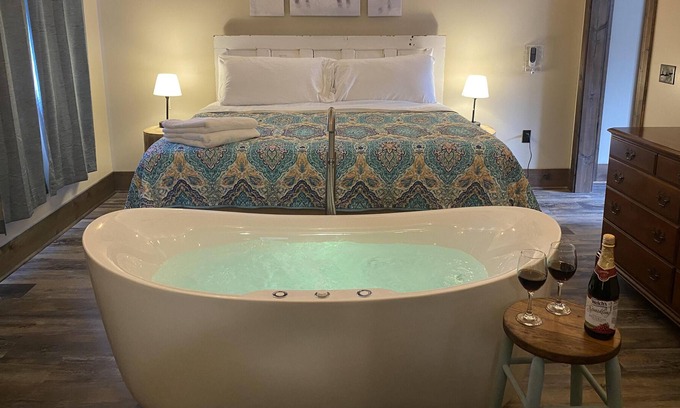 Canton House | 144 Our apartment in Canton restaurants 20 min Asheville, WiFi, Whirlpool Tub