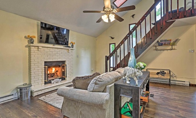 Tobyhanna House | 15 Mi to Camelback Ski Resort Home with Deck!