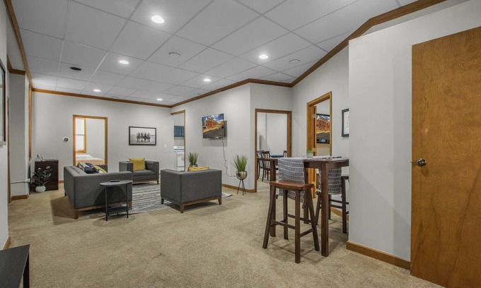 Mishawaka Apartment | 15 Min from Campus! Large 4BR Perfect for Groups!