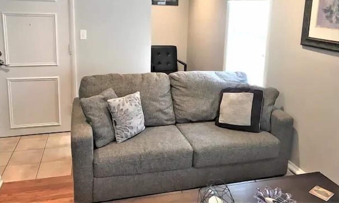 Jefferson Park Apartment | 15 Minutes ORD & Dwtwn1-Bed Apartment in Chicago