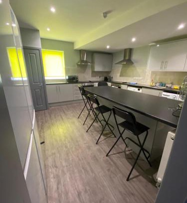 Skegby House | 15 on Hill Crescent, 6 en-suite bedrooms, Sleeps 12