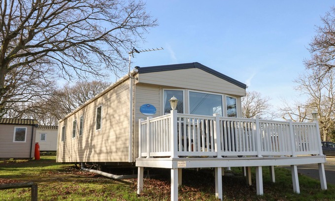 Cowes Cottage | 15 ROSEWOOD, pet friendly, with pool in Northwood, Isle Of Wight