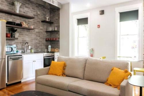 Eureka Springs Historic District House | 151 Spring Downtown Eureka Springs Suite D
