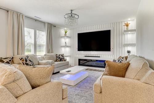 Avon House | 16 Mi to Indianapolis Group Getaway with Pool Table