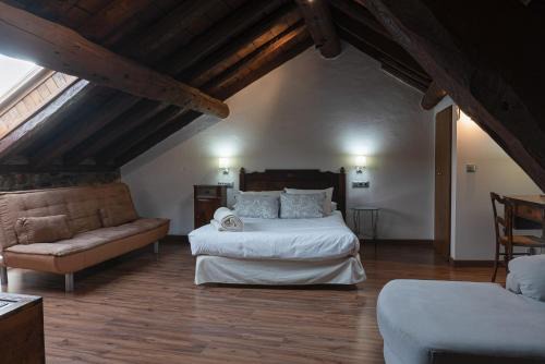 Angoustrine House | 1703 CHAMBRE ET TABLE D'HOTES