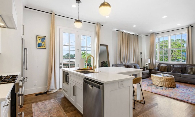 Rolling Mill Hill House | 18 Bed Downtown View Walk To Broadway