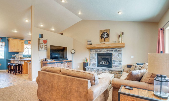 Panguitch House | 18 Mi to Mammoth Cave: Spacious Group Getaway