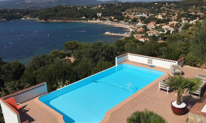 Le Pradet Apartment | 180 degree views over the Bay of Toulon. Apartment in a stylish villa.