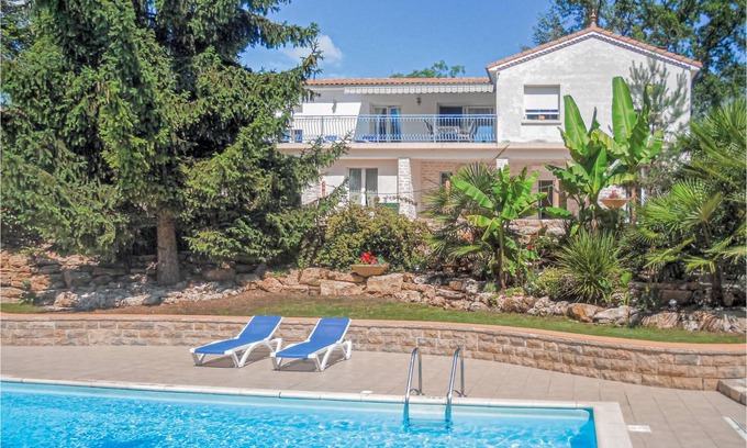 Savignac-les-Eglises House | 180 m² House ∙ 2 bedrooms ∙ 4 guests