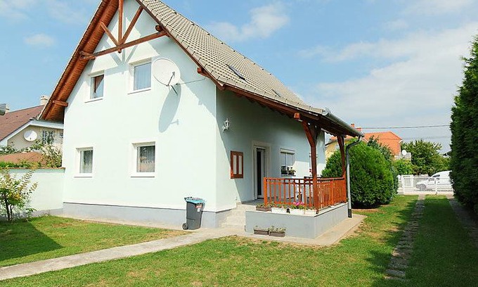 Balatonszarszo House | 180 m² House ∙ 6 bedrooms ∙ 12 guests