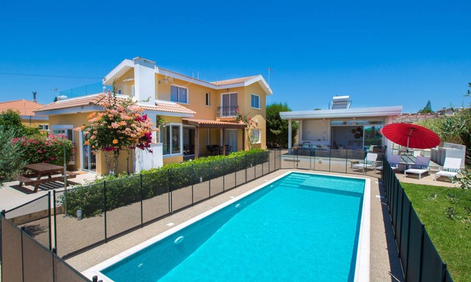 Ayia Napa Villa | 180 m² Villa ∙ 4 bedrooms ∙ 10 guests