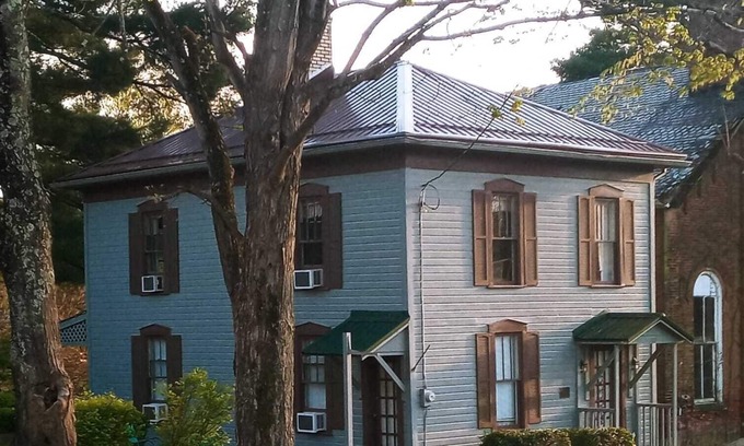 Tippecanoe House | 1800's Patriot House Tappan Lake Deersville wifi, private yard Trailer Parking