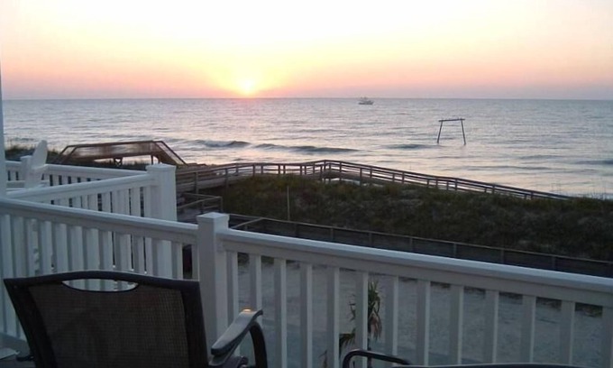 Surf City House | 184 REVIEWS 10 EXCEPTIONAL 150 FEET TO OCEAN-NEWLY RENOVATED-BEAUTIFUL VIEWS!