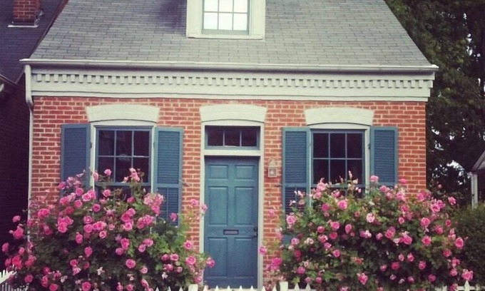 St. Charles House | 1870's Luxury Guest Cottage, Historic Downtown St. Charles, Mo.
