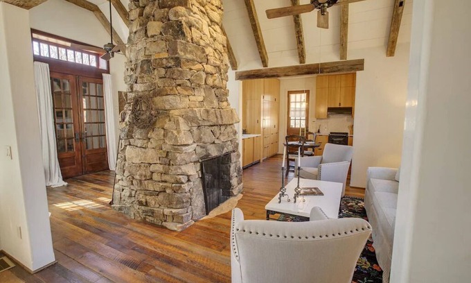 Scaly Mountain House | 1890's Homestead Cottage - Mountain Vineyard Getaway