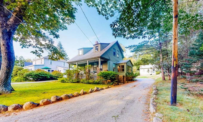Seal Harbor House | 1906 Craftsman with fast WiFi, washer/dryer & nearby beach access