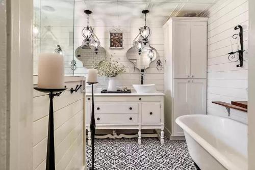 Medford House | 1930s Queen Anne Historic Downtown Retreat