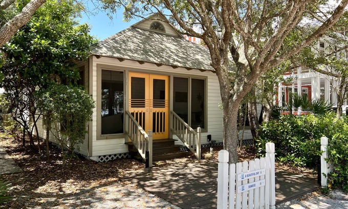 Seaside Cottage | 194 Feet to Beach in Seaside, 2 Kings, Sleeps 8 & 2 Adult Bikes!