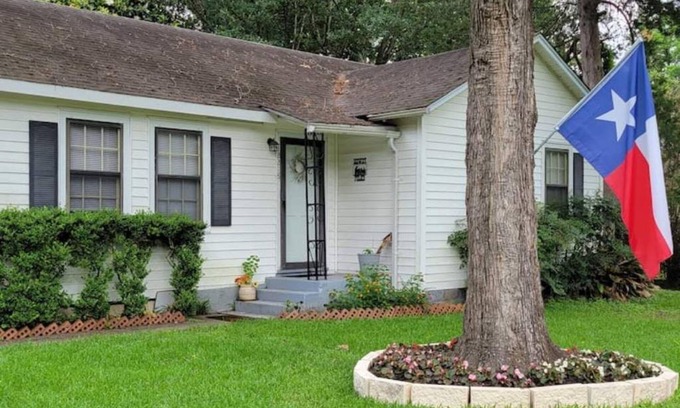 Katy House | 1940's Charming Home w/Lake-Park View in Quiet, very Family Friendly Area