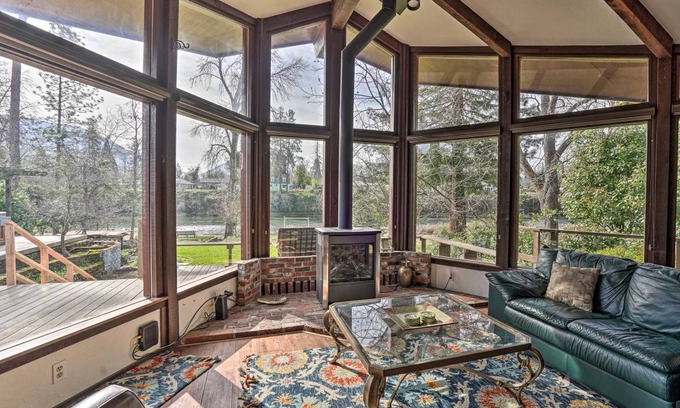 Grants Pass House | 198 m² House ∙ 3 bedrooms ∙ 8 guests