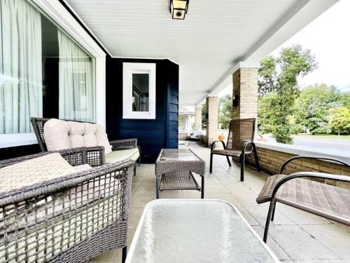 Edgewater Apartment | 19th Century 'Cleveland Double' - Walk To Beach