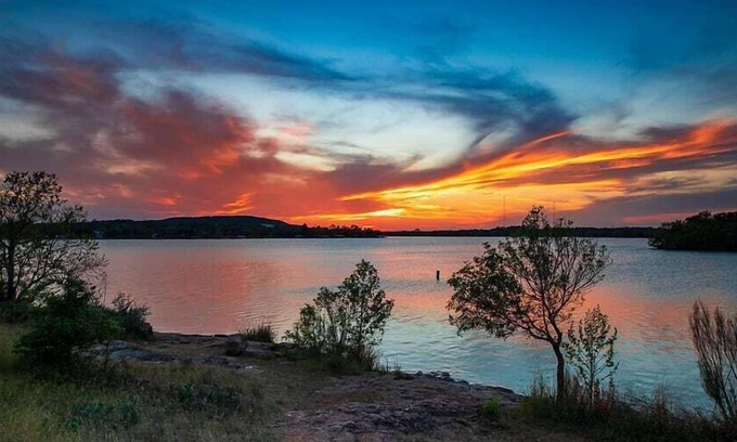 Buchanan Dam Apartment | 1b/1b Lake view porch, lake access, kitchenette
