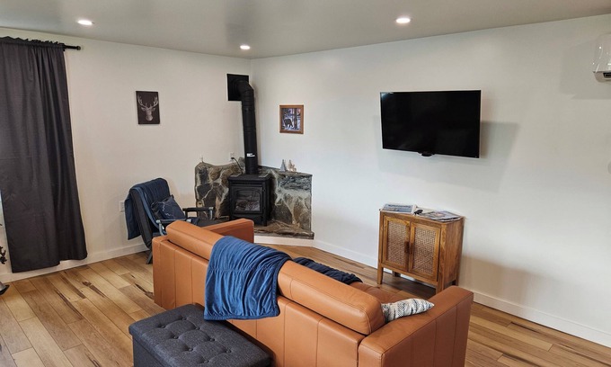 Mariposa House | 1Bed/1Bath Newly Remodeled Full Kitchen ne ar main street 44 miles from Yosemite
