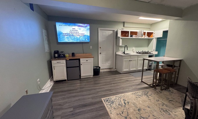 Charlotte House | 1bed W/laundry/Parking/AC unit- University Area! A