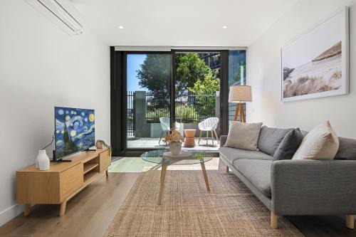 Docklands Apartment | 1BR Apartment Near CBD with Pool Access