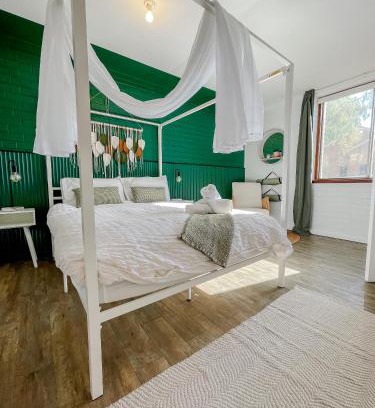 East Perth Apartment | 1BR Apartment with Free Parking near Perth CBD