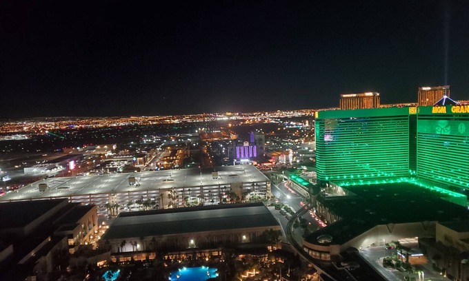 Las Vegas House | 1BR Corner Penthouse Suite/Balcony 31st Floor