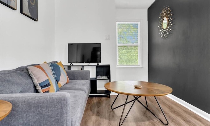 Woodlawn Lake Apartment | 1BR Guesthouse 2 Queen Beds – Peaceful Stay Near Downtown & San Antonio Hotspots