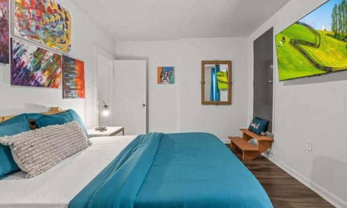 West Philadelphia Hotel | 1BR Urban Apartment S