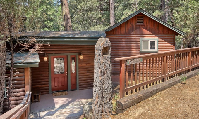 North Wawona Cabin | (1L) The Tree House at The Redwoods In Yosemite