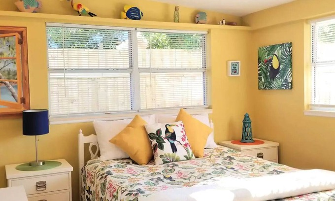 South Gate Ridge House | 2/1 Cute, Bright, artistic near #1 beach fenced privacy yard for pets!
