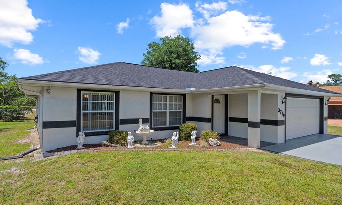 Sebring House | 2/2 home W/AC, Wi-Fi Home of Sebring 24 & HGTV Hometown Makeover & Pet Friendly!