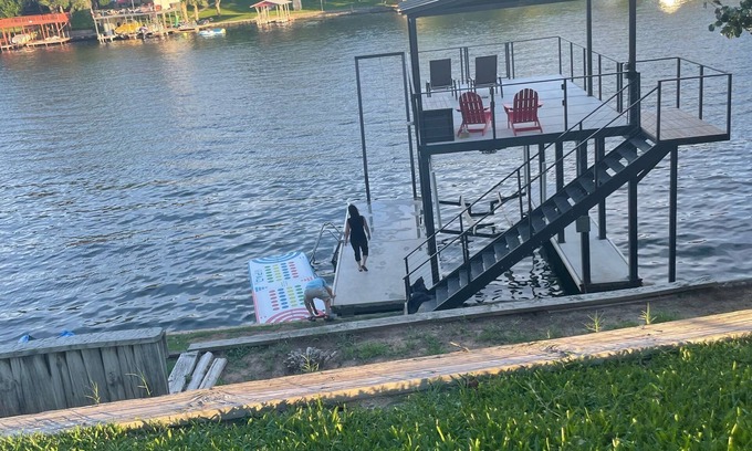 Buchanan Dam House | 2/2, sleeps 10, deep-water dock, dog-friendly