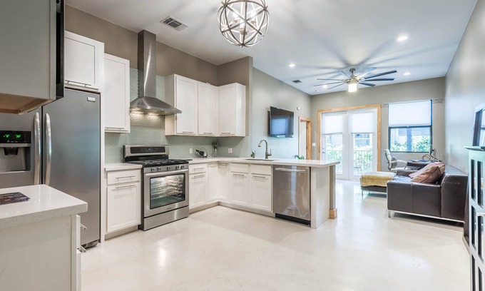 Government Hill Condo | 2.5 miles to Alamodome - Luxury Condo in the heart of SA and Pearl Brewery