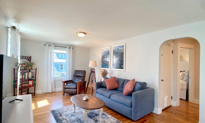 Newport East Apartment | ~2.5mi to Beaches & Downtown Newport - Private Apartment