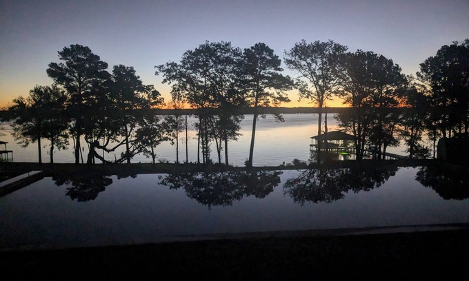 Chandler House | 2 acres of luxury on Lake Palestine