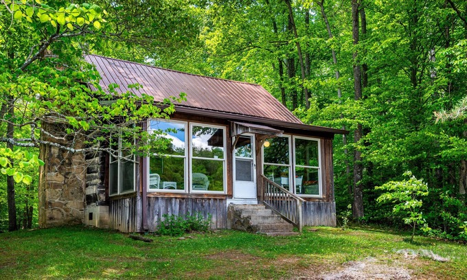 Morgantown Cabin | 2 BA, (1 is a loft), 1 BA Log Cabin