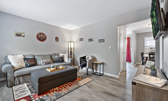 Yorkville House | 2 bd 1.5 bath/WI-FI/Sleeps6/Near waterpk/Yorkville