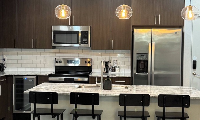 Old East Dallas Apartment | 2 BD KING, POOL & GYM APT