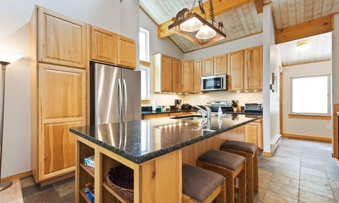Peak 9 Condo | 2 BDR Snodallion Condo - Columbine Pool & Hot Tub!