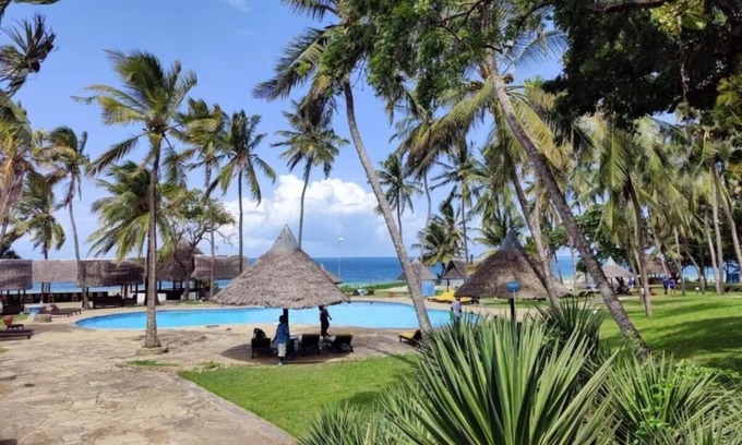 Nyali House | 2 Beautifully Furnished Suites w/Access to Spa, Pools, and Private Beach