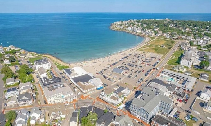 York Beach Apartment | 2 bed 1.5 bath quiet location with a yard 10 min walk to beach and downtown