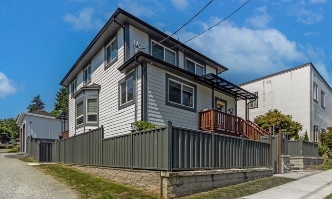 New Westminster House | 2-Bed/1-Bath Suite in New Westminster