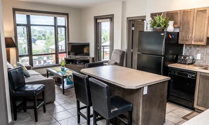 South Pandosy Apartment | 2 Bed 2 Bath Corner Unit Overlooking Pool #501