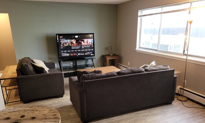 Cedar Rapids - Iowa City Apartment | 2 Bed 2 Bath Spacious Apartment Downtown Cedar Rapids
