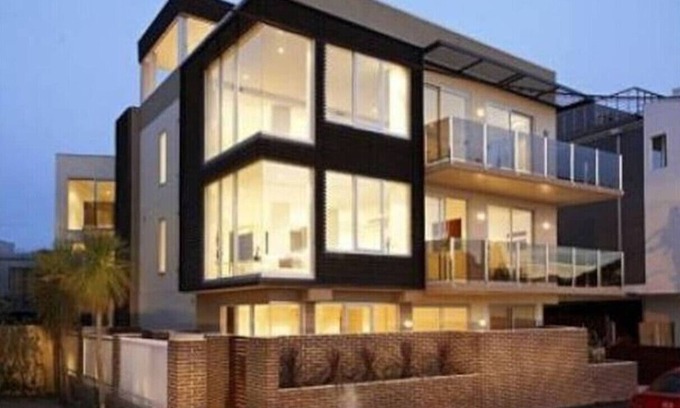 Elwood Condo | 2 Bed 3 Bath Right on the Beach WOW. Great Value.